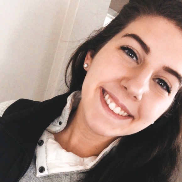 Meet your Posher, Danielle - Picture 2 of 4